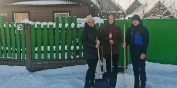 Волонтеры отряда Добрых дел оказали помощь в расчистке снега около придворовой территории ветерану труда и около Обелиска