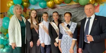 Ученикам 9 класса торжественно вручили свидетельства об общем базовом образовании